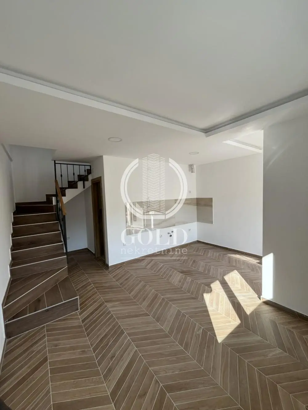 FOR SALE COURTYARD REGISTERED APARTMENT WITH GALLERY ID#9876