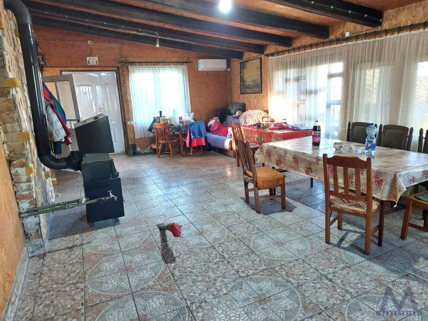 Kać – for sale, three-room house of 114m2 and a hall of 230 m2 on a large plot of 3952m2. Located in a busy area, suitable for various activities, with various fruit trees on the plot. For more info call 060-6211-685