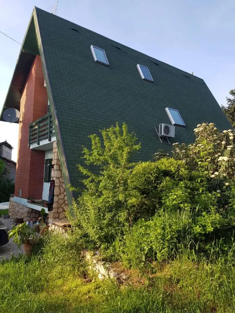 Novi Sad, about 5km from city center, at the best location in Sremska Kamenica, spacious family house in an exceptional