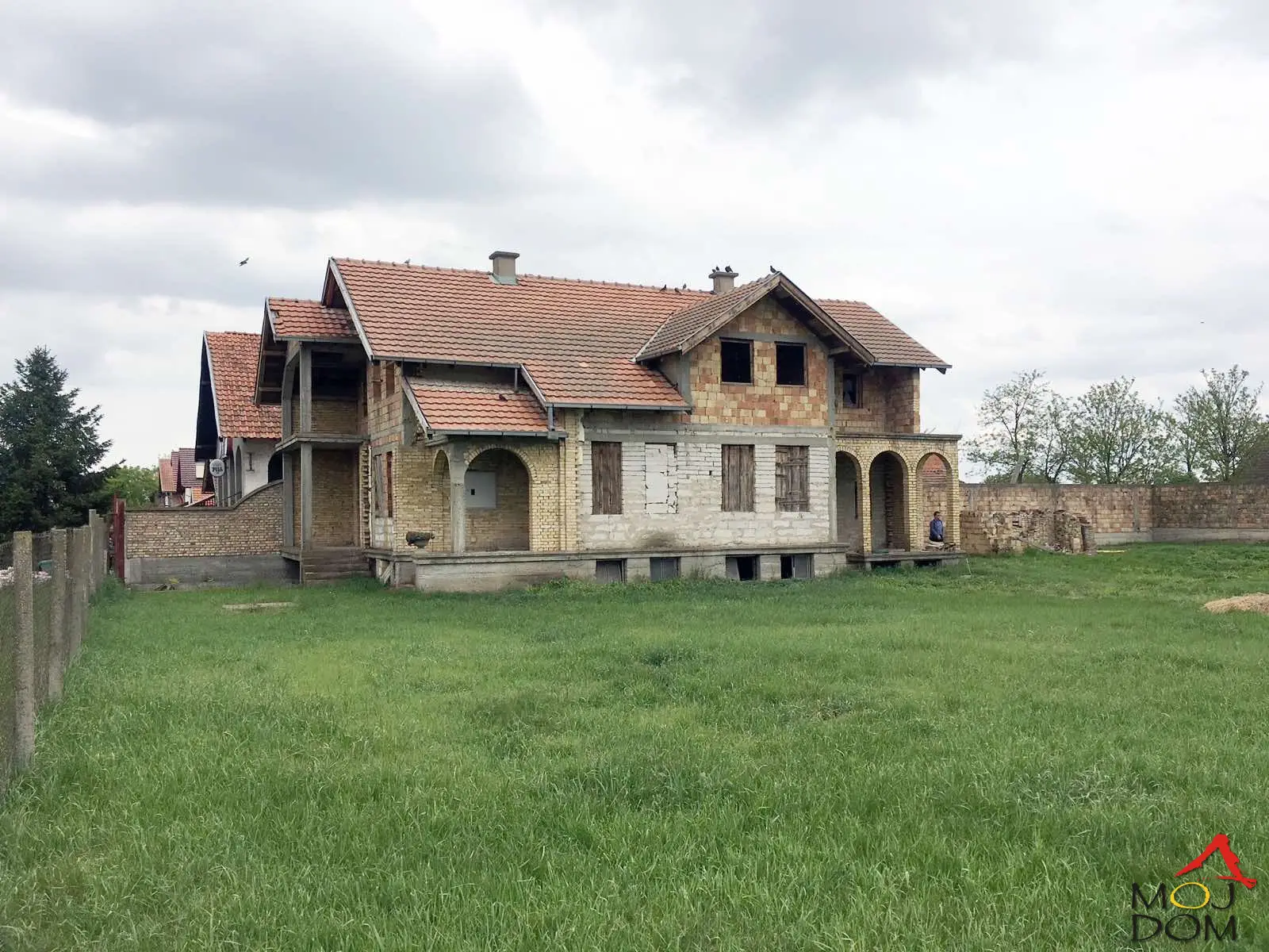 House for sale in Žabalj.
The house is not finished, as can be seen in the pictures. It is on a properly shaped plot and consists of three floors. Registered 1/1, without encumbrances
Contact:0603088993
Code: 3003992
Moj Dom real estate, Novi Sad, Reg. no. 174