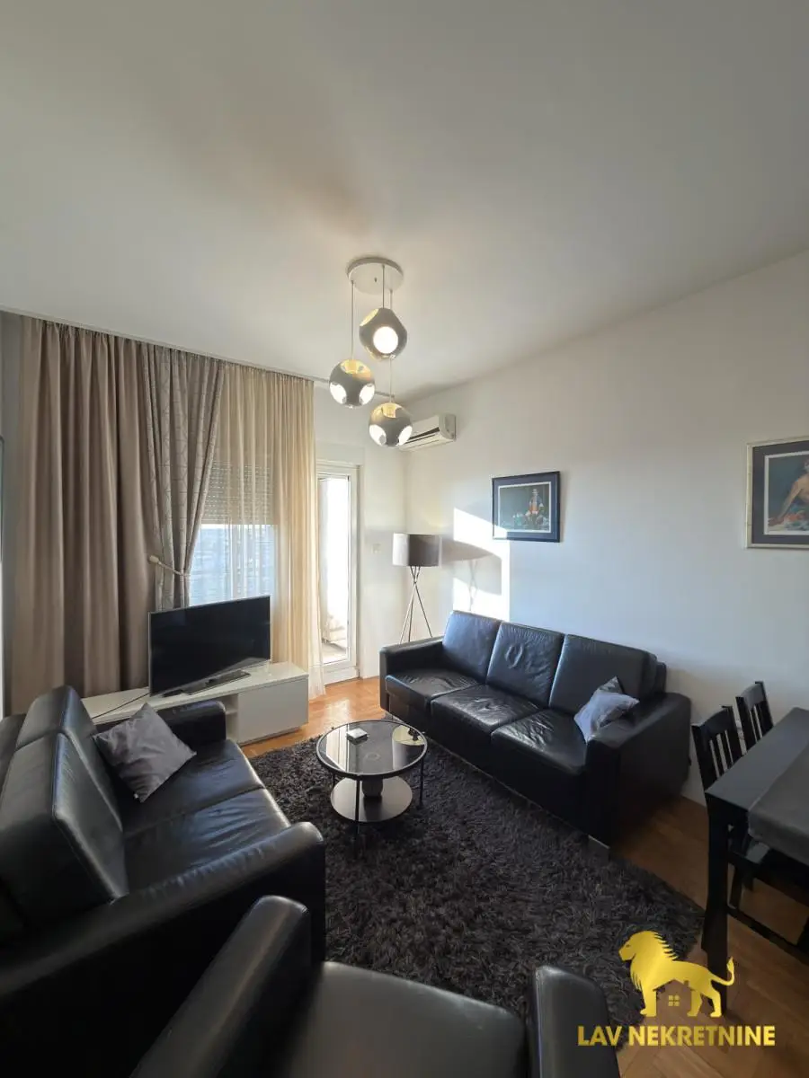Zonedova building on Bulevar Evrope. Possible garage rental. Contact:&nbsp;062 7445 42 (messages only please)