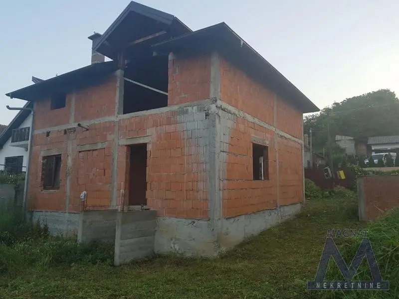 Sremski Karlovci. HOUSE UNDER CONSTRUCTION WITH WINE CELLAR on a fantastic and very attractive location, near the Palace Garden. It has two floors (ground floor and attic), building area is 230m2, and plot area is 516m2. The lower floor is