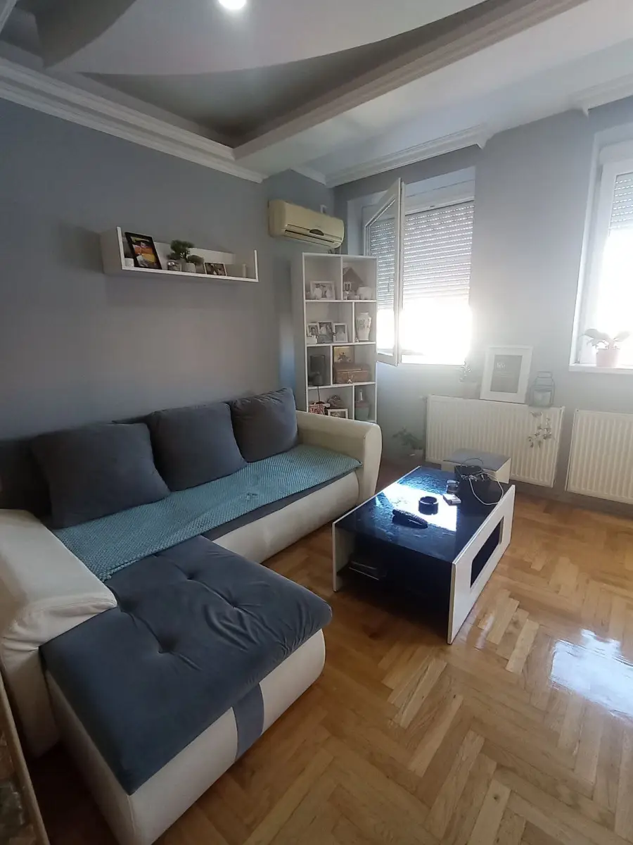 Novi Sad-Nova Detelinara, an apartment in excellent condition is for sale. Parking in the building's courtyard. (Bomil Nekretnine, Novi Sad, Reg. no
