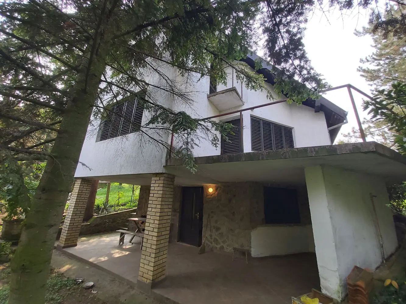 Cottage/house in Bocke area, 7km from the city in a peaceful environment, with a spacious yard of almost 900m2 in the shade of pine trees