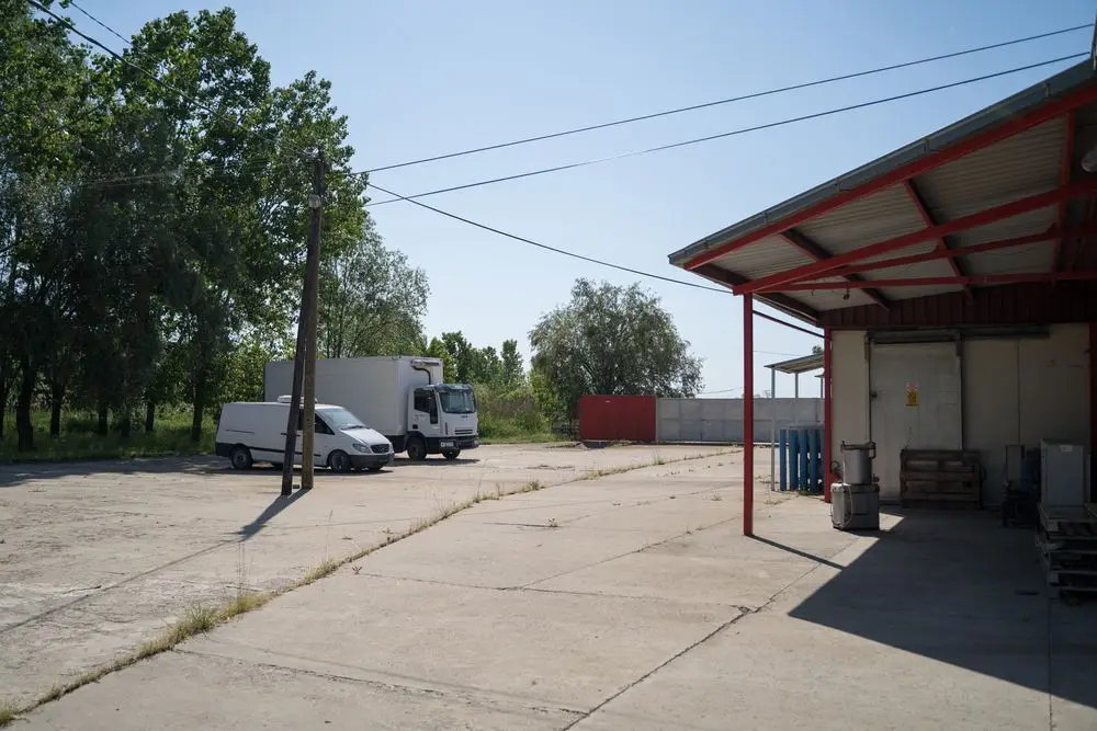 BUSINESS FOR SALE!!!! In Kać, on a 12,000 m2 plot, a well-developed business is for sale - fully equipped SLAUGHTERHOUSE WITH PROD