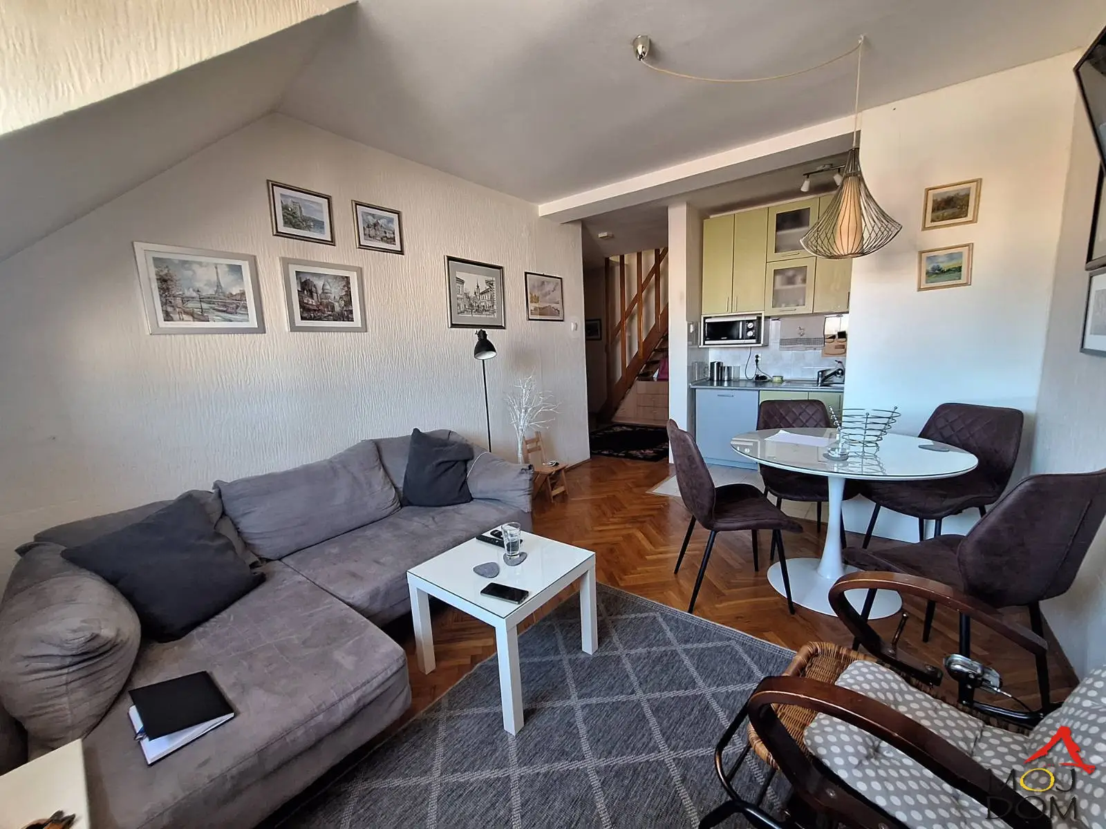 Duplex for sale near Futoška Market.
On the lower floor, there’s a living room with kitchen, bedroom, storage, bathroom and terrace. On the upper floor, there are two rooms and a toilet. The apartment comes with a separate basement. There is a shared parking lot in the yard.
Registered