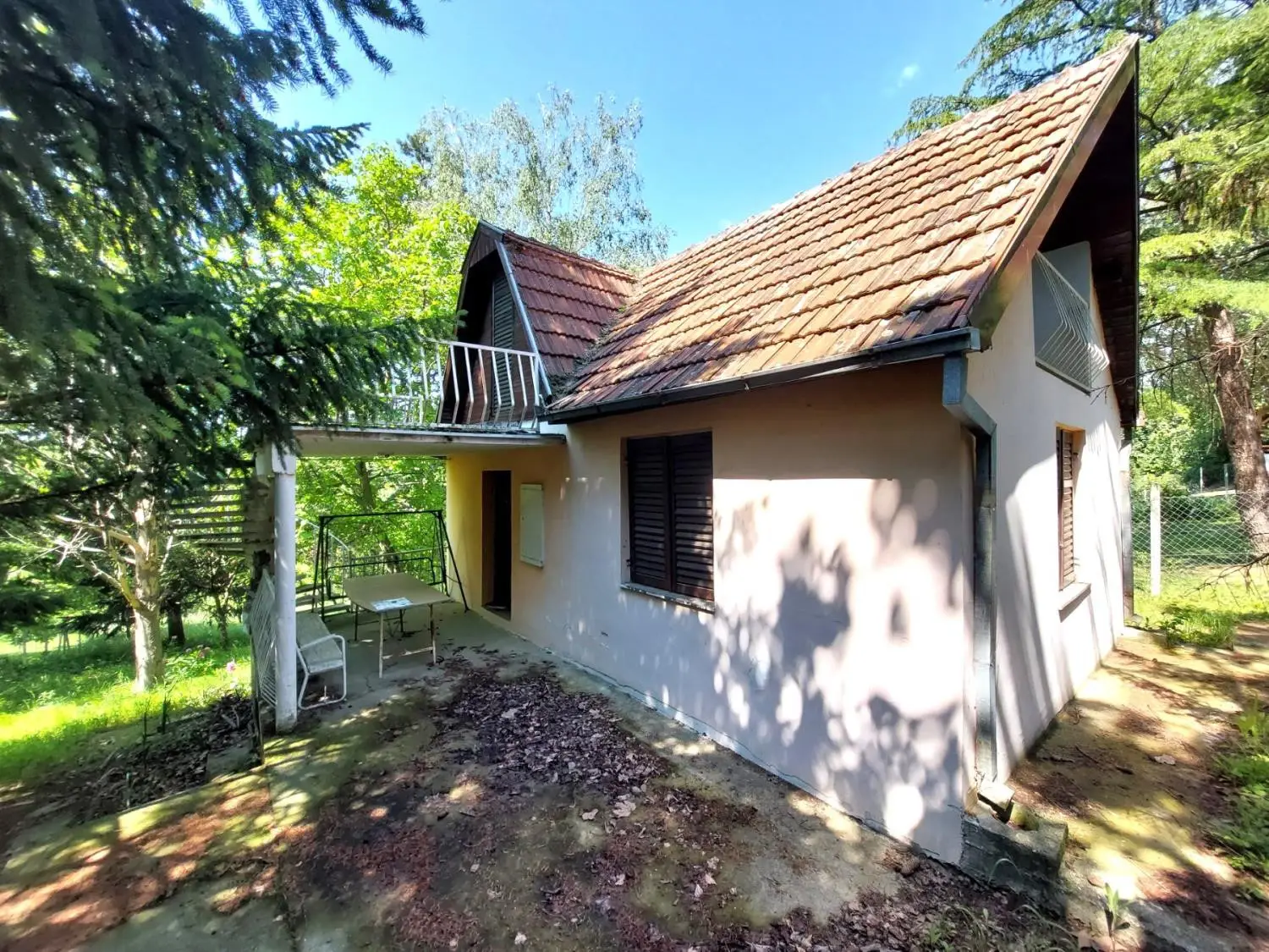 Čortanovci - for sale a weekend cottage of 51m2 on a beautiful plot of 1639m2, registered, move-in ready. The lower part consists of a living room, kitchen with dining area, bathroom, and a nice terrace. Upstairs is a terrace and bedroom. The cottage is located in a quiet lo