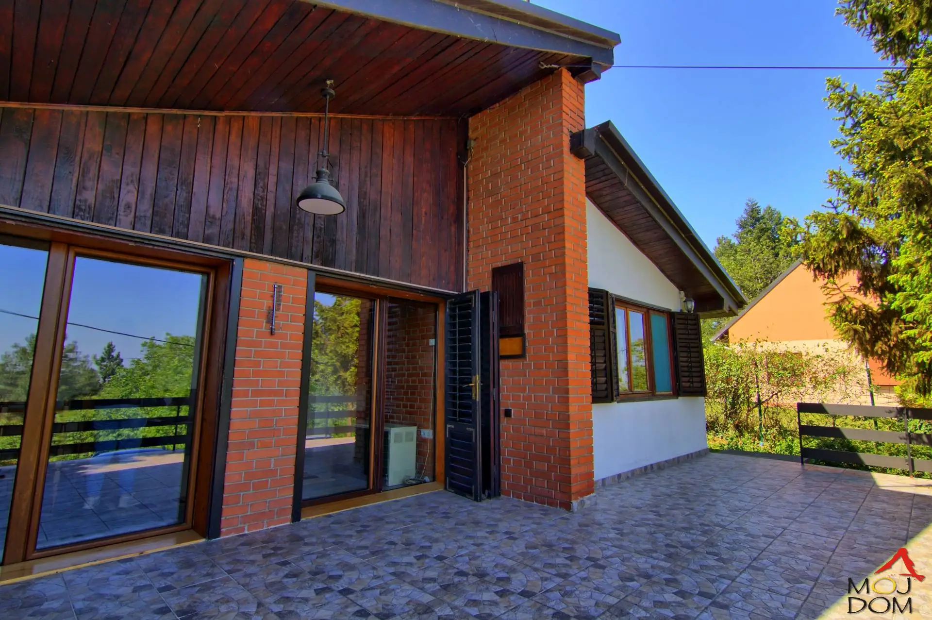 Beautiful weekend house in Rakovac. Moj Dom agency is selling an excellent, solidly built weekend house in an oasis of peace and quiet in Rakovac. Surrounded by greenery and a quiet neighborhood, it is greatly enhanced by an unreal view of the city and Danube. All infrastructure is available. Excel