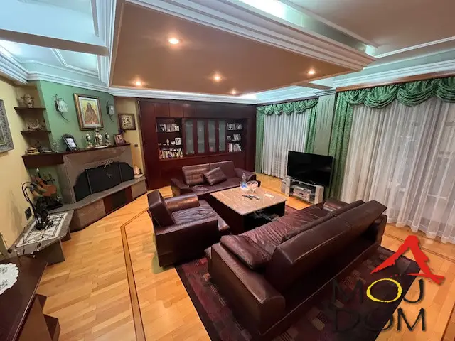 Spacious five-room apartment of 194 m² with gym, sauna, and large garage – exceptional offer at a great location

For sale is an exclusive, exceptionally comfortable five-room apartment of 194 m², ideal for larger families or those seeking top