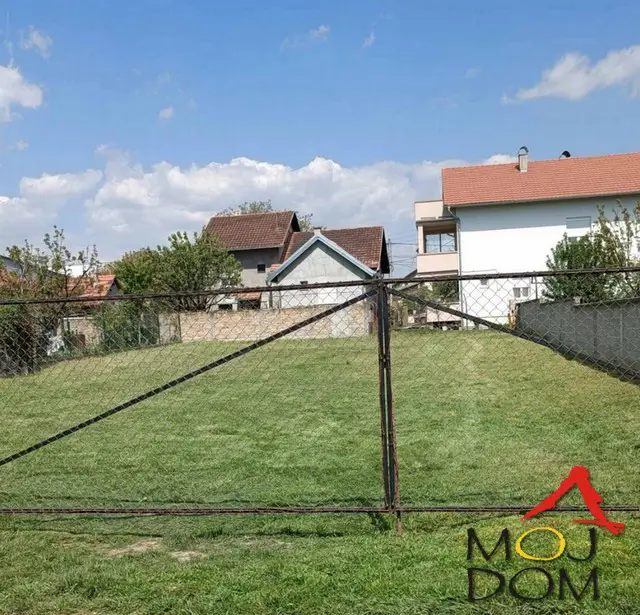 Plot in Adice with an area of 725m2, with location permits for building an urban villa. An excellent opportunity for investors. Two villas can be built, each 200m2 in footprint, with ground floor + first floor + attic.
Moj Dom Real Estate, Novi Sad (Reg. no. 174) Price includes agency co