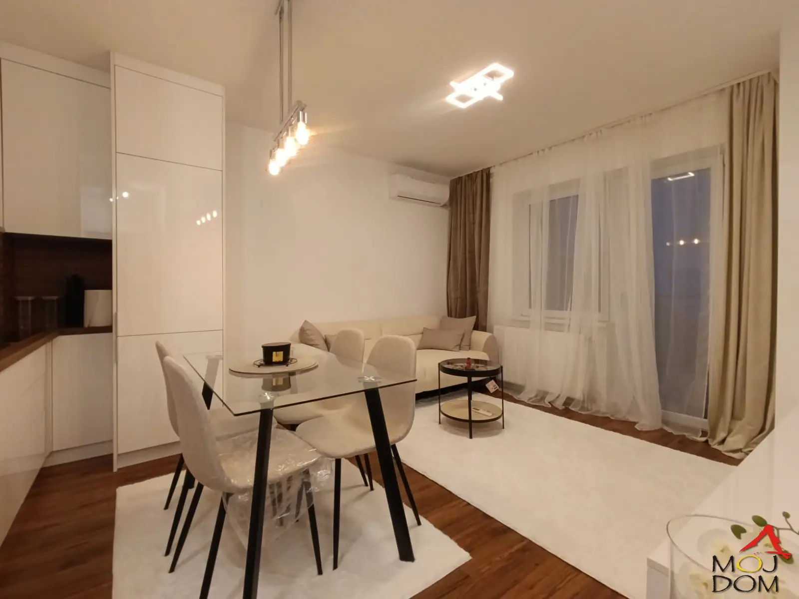 We are selling a beautifully renovated and fully furnished apartment in an excellent location close to the city center.

The apartment is a one-and-a-half-room unit with a 9m² terrace (not included in the registered surface), on the top floor of a three-story building without an el