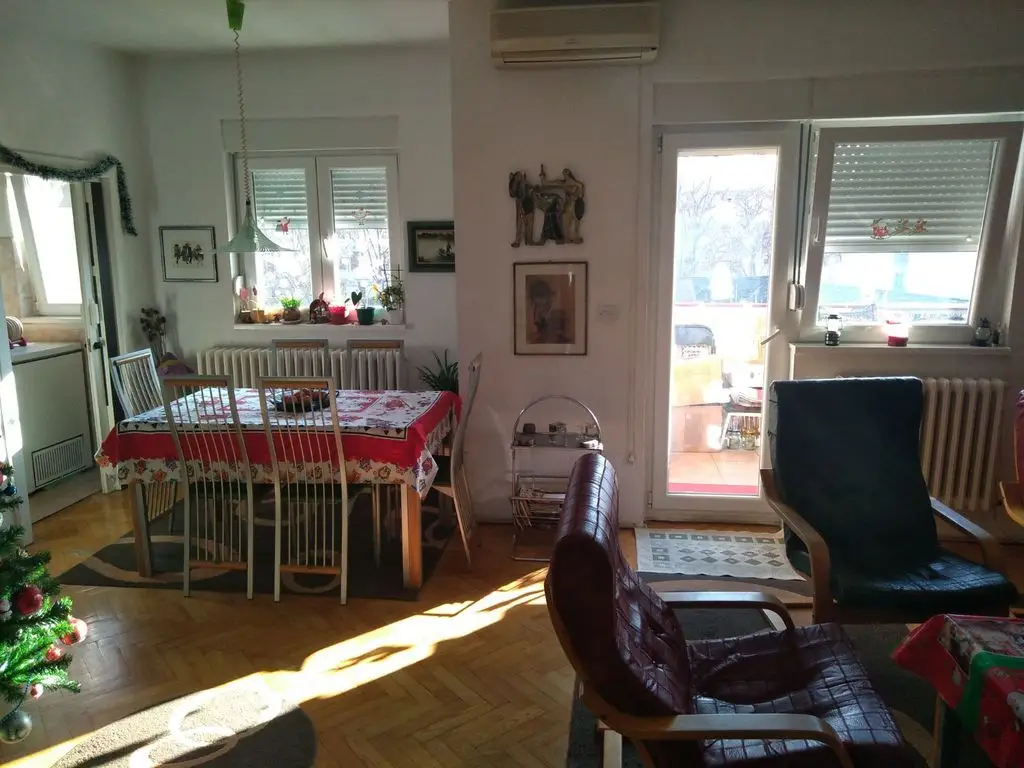 Registered excellent three-room apartment near Futoška Market, in a quiet street. Kitchen with its own window, dining room with li