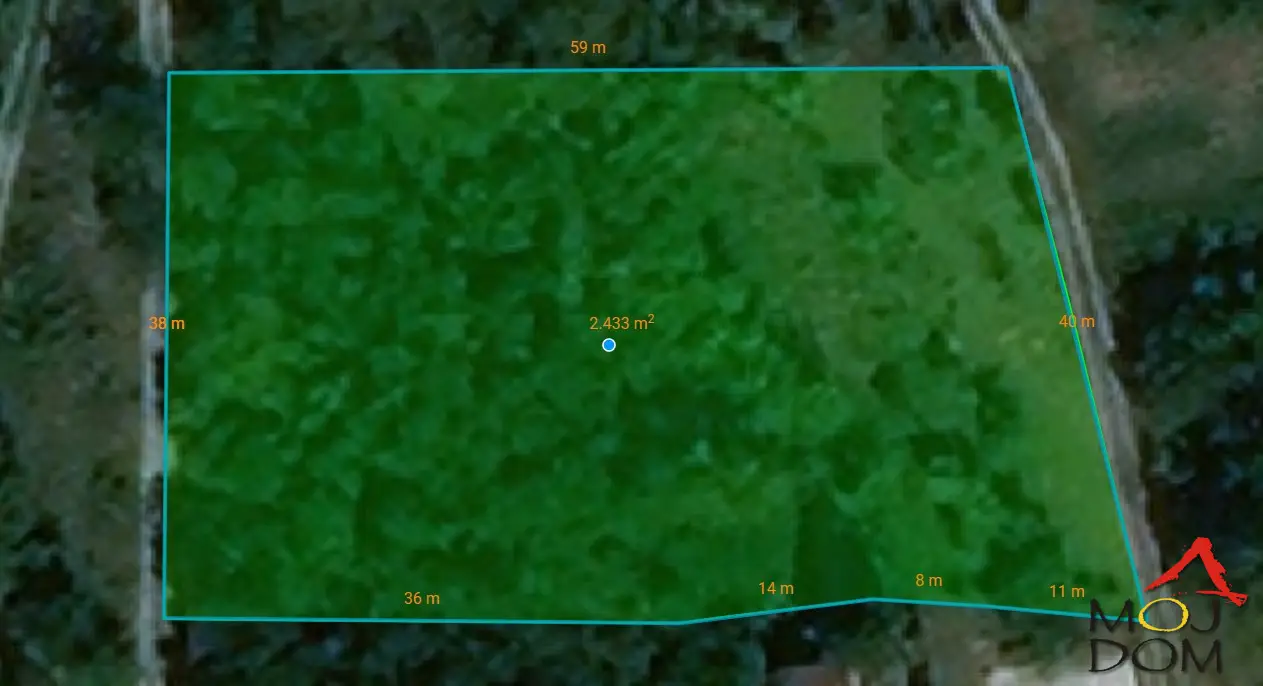 We are selling an excellent plot for building a weekend house in Dumbovo.

It is a large, semi-regular shaped plot, fronts two streets: one with an asphalt road, and the other with gravel.

The plot is registered 1/1, land in the construction area.