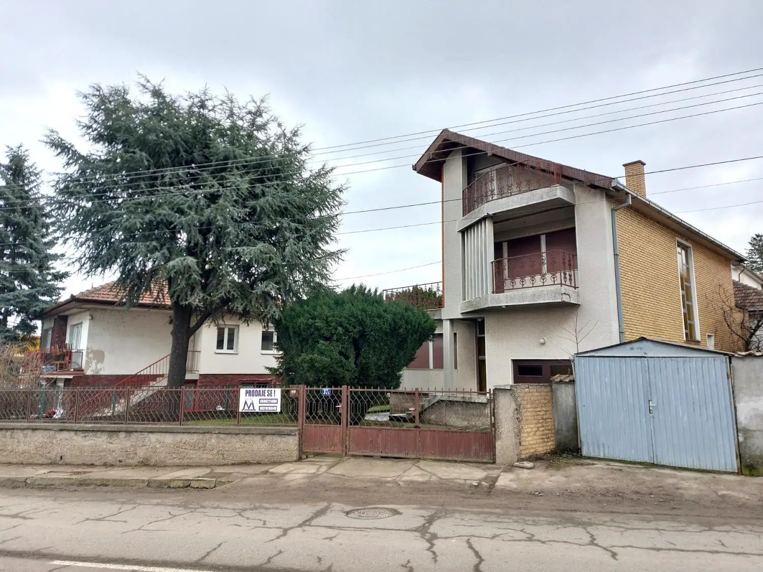 Sremska Kamenica – for sale: family house of 300m² with an additional building of 78m², 500m² plot, excellent location, close to the center, on the main road, view of the Danube. 
Construction of a commercial-residential building P+1+Pk (business space) permitted.