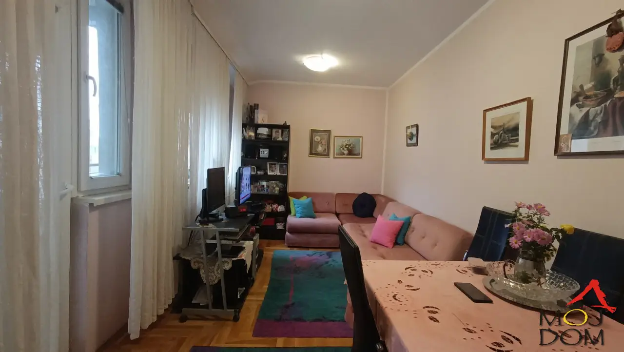 Two-room duplex in Nova Detelinara. On the first level there is a living room with a dining area, separate kitchen with natural ventilation, terrace, bathroom, and staircase, which is naturally lit through a skylight. Upstairs is the bedroom.