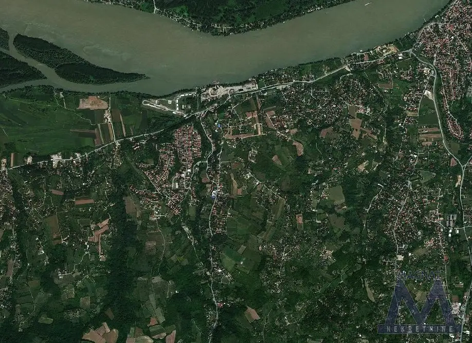 Ledinci, excellently positioned plot of a total of 11,851m2. Flat, water, sewage, and electricity run next to the plot. Good location for construction. Registered 1/1.