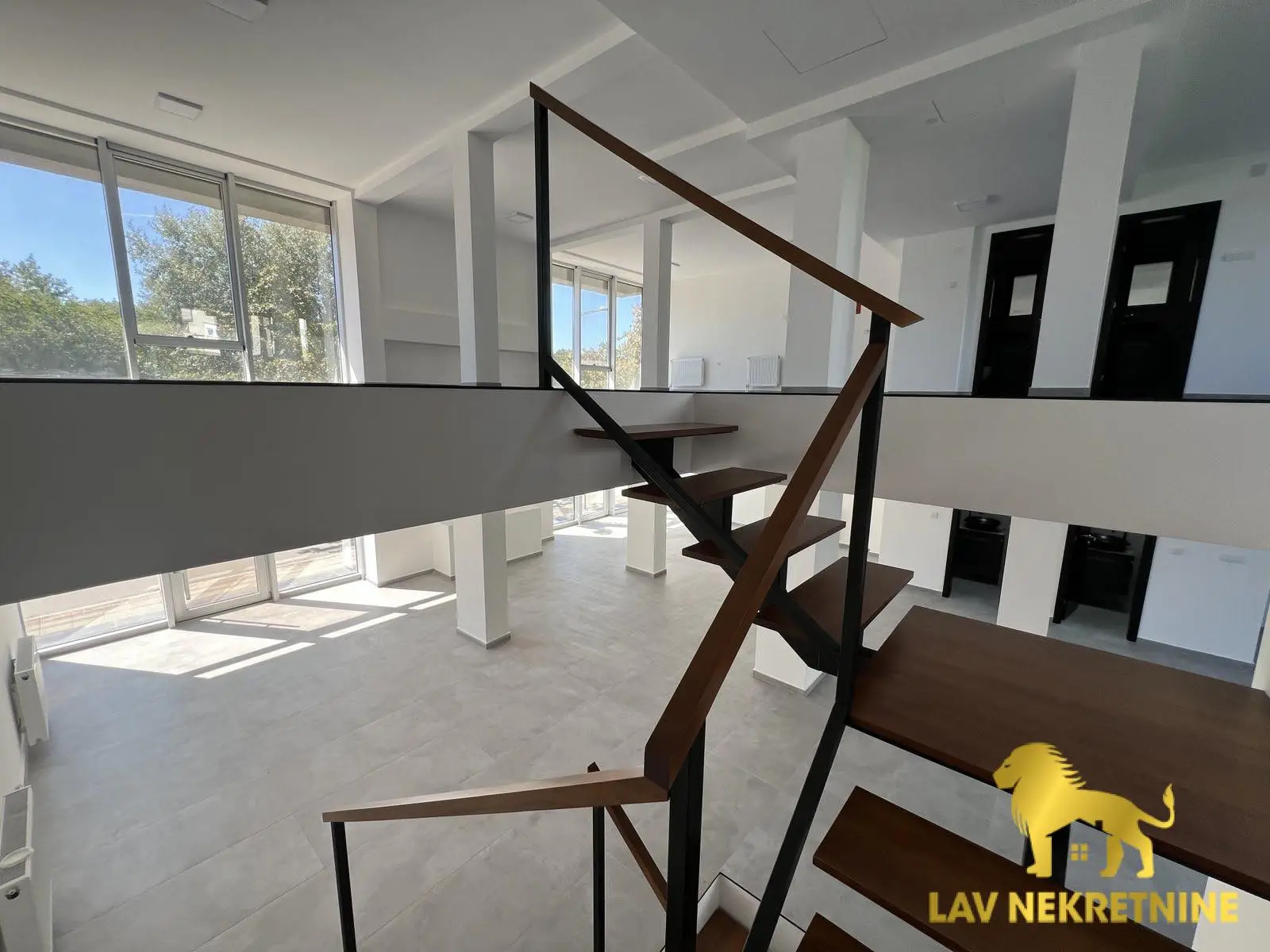 FOR RENT NEW, BEAUTIFUL AND COMFORTABLE SHOP ON PATRIJARH PAVLE BOULEVARD. The shop consists of 3 levels: basement 90m2, ground floor