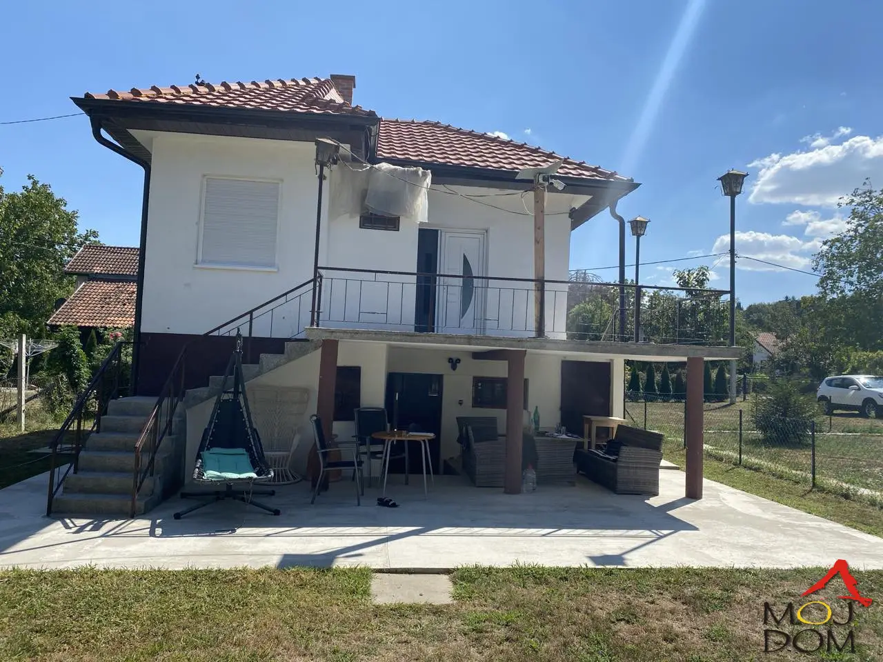 Weekend house Banoštor, first row to the Danube! Moj Dom agency presents an excellent, solidly built weekend house in Banoštor with the Danube running through its yard. The weekend house has an area of 73m2, consists of two floors, and sits on a plot of 1129m2. It features