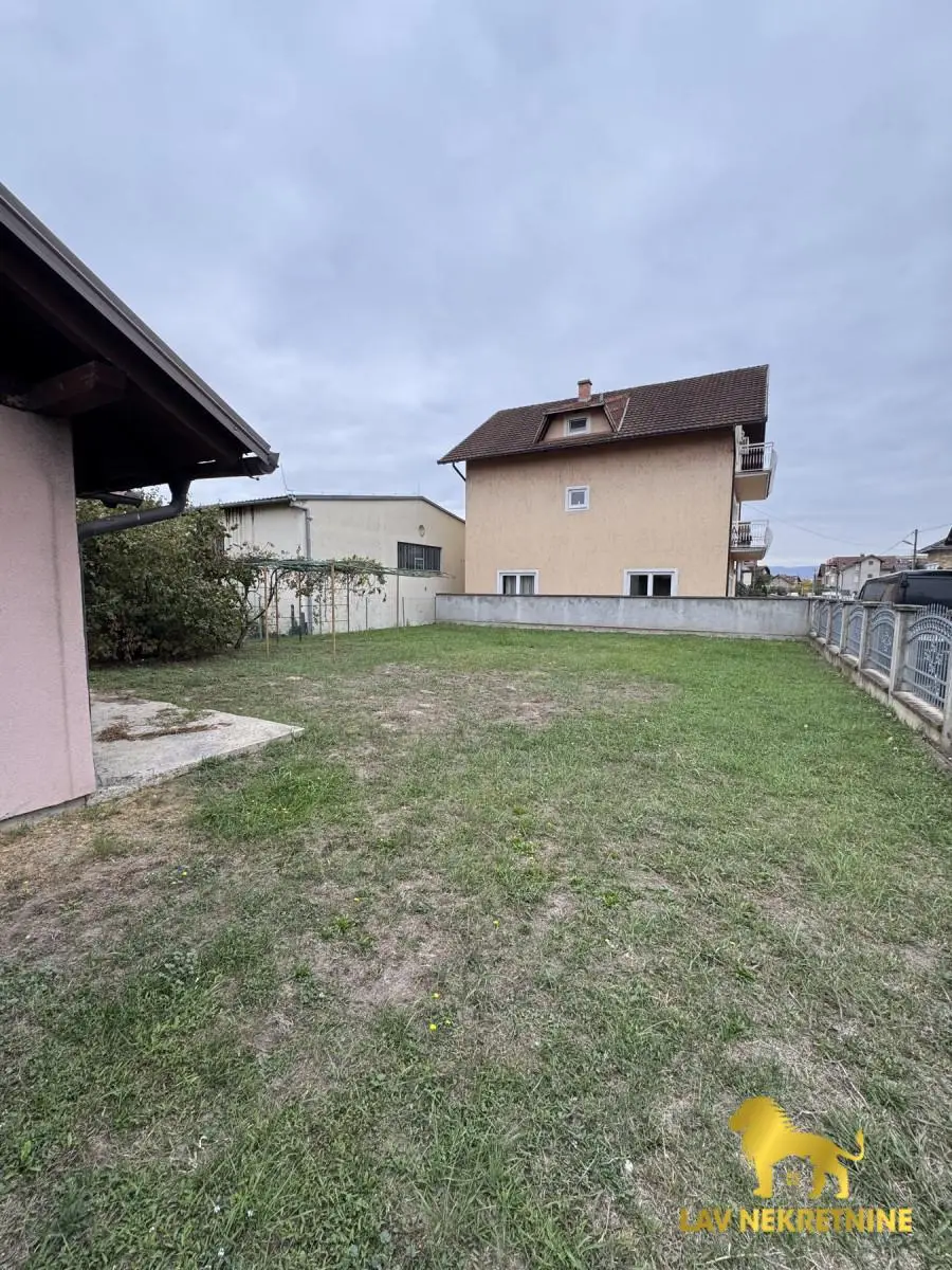 House for rent in Leptirova Street, beginning of Veternik.&nbsp;-GROUND FLOOR- COMMERCIAL SPACE (shop) suitable for restaurant, c