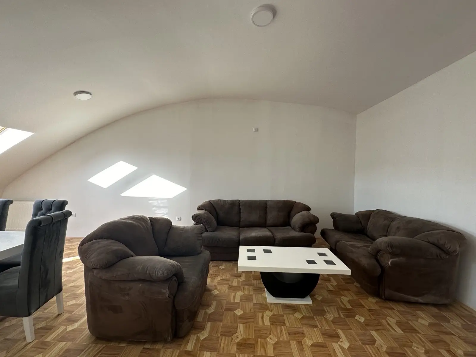 NOVI SAD.PETROVARADIN.FIVE-ROOM APARTMENT.FURNISHED APARTMENT. (Svet nekretnine, Novi Sad, Reg. no. 405)