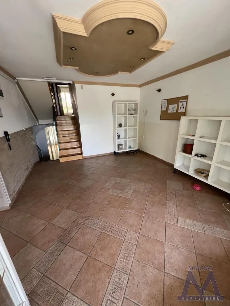 Novi Sad, Telep. UNIQUE OPPORTUNITY - FANTASTIC HOUSE IN TELEP! The house is located near Bulevar Patrijarha Pavla, has 660m2 on a 330m2 plot. It consists of 4 levels (and several half-levels) featuring 15 functional
