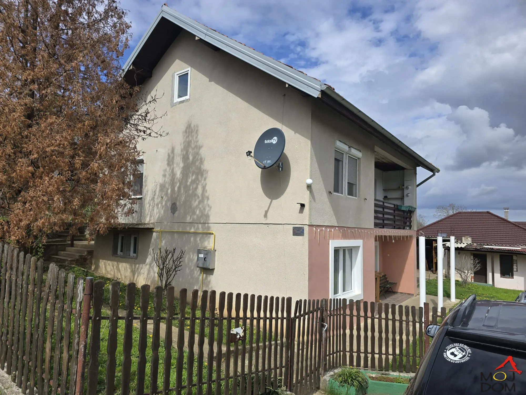 In Rakovac settlement we are selling a weekend house with a total area of 140m2 and registered 90m2, on a plot of 798m2. The house is of recent construction on two floors with all utilities. Heating is on gas. Asphalt road to the house. (Moj Dom Nekretnine, Novi Sad, Reg.br.