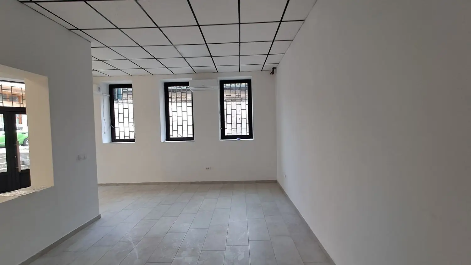 Novi Sad, Centar-Podbara, excellent ground floor commercial space, multipurpose, two separate rooms and restroom. Contact Mi