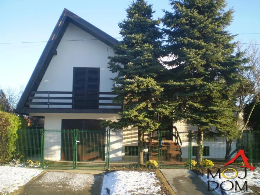 -Kuća 275m2,plac 600 m2
-5 poluetaža
-Komplet nameštena
-Sendvič zidovi-beton,izolacija,silikatna cigla
-Kombinovano grejanje lož ulje/drva
-Struja,tv,telefon,alarm
-3 kupatila,3 terase,2 dnevne prostorije,garaža,2 kolska ulaza sa ulične