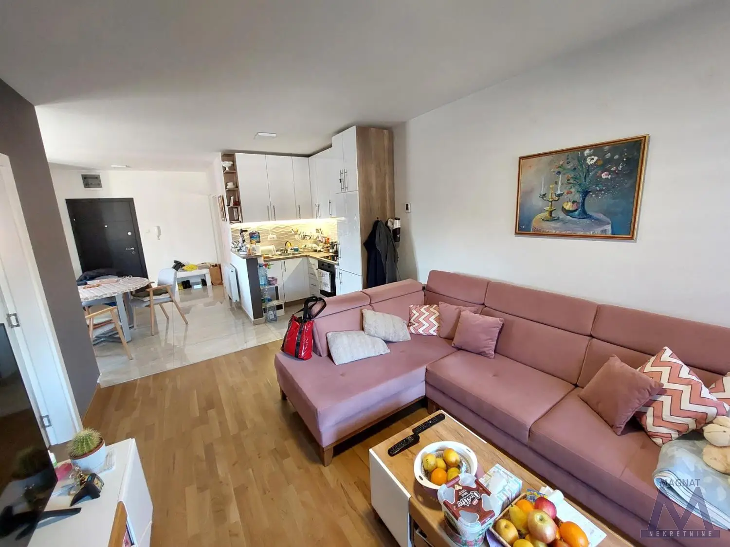 Novi Sad - Adice near Novosadski put, excellent one-and-a-half bedroom apartment for sale, 52m2, move-in ready, registered. The apartment is fully furnished and has its own parking in the yard. It consists of hallway, living room with kitchen and dining area, bedroom