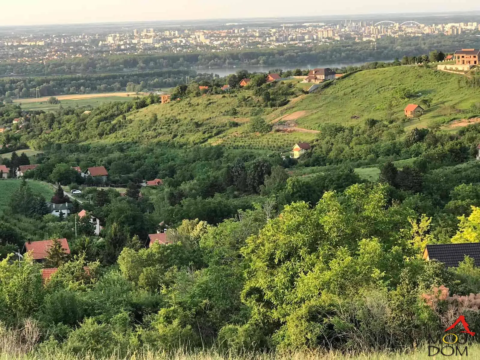 Rare on the market!

We are advertising the sale of a plot on Salaksije!

Panoramic view of the entire Novi Sad, total plot area 1,500m2, regular rectangular shape, dimensions 30x50.

The plot is in the building zone, electricity and water are nearby.

If you