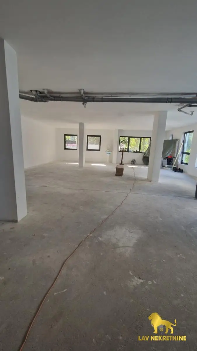 Business space on the gallery. Entrance from the yard. Suitable for business apartments, clinic, office, etc. Possib