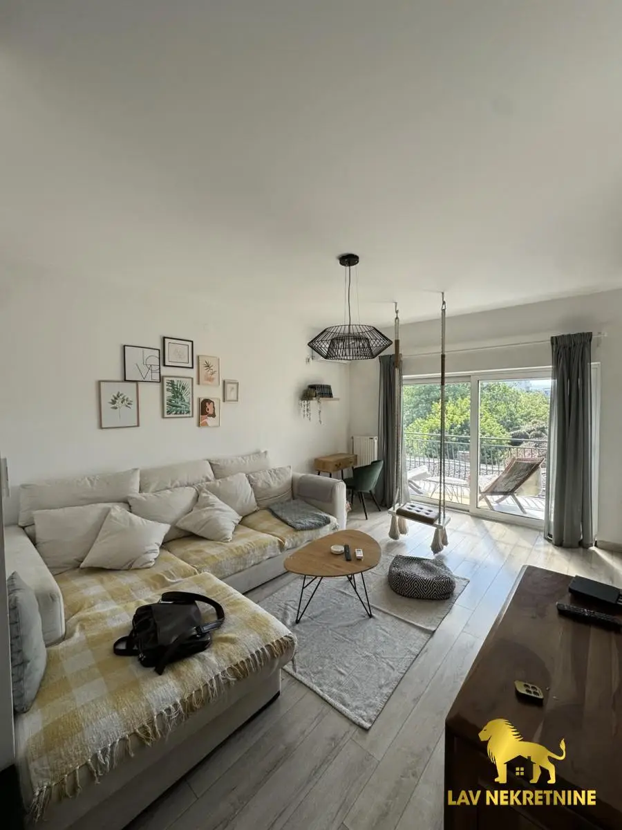 Duplex in the center, Dositejeva Street. Price adjustment possible for serious long-term tenants. Contact: 062 7445 42