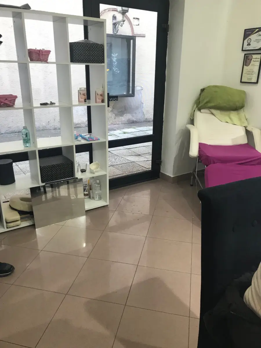 Excellent retail space, renovated, currently operating.
Registered.
Suitable for a hair or beauty salon or another quiet business.