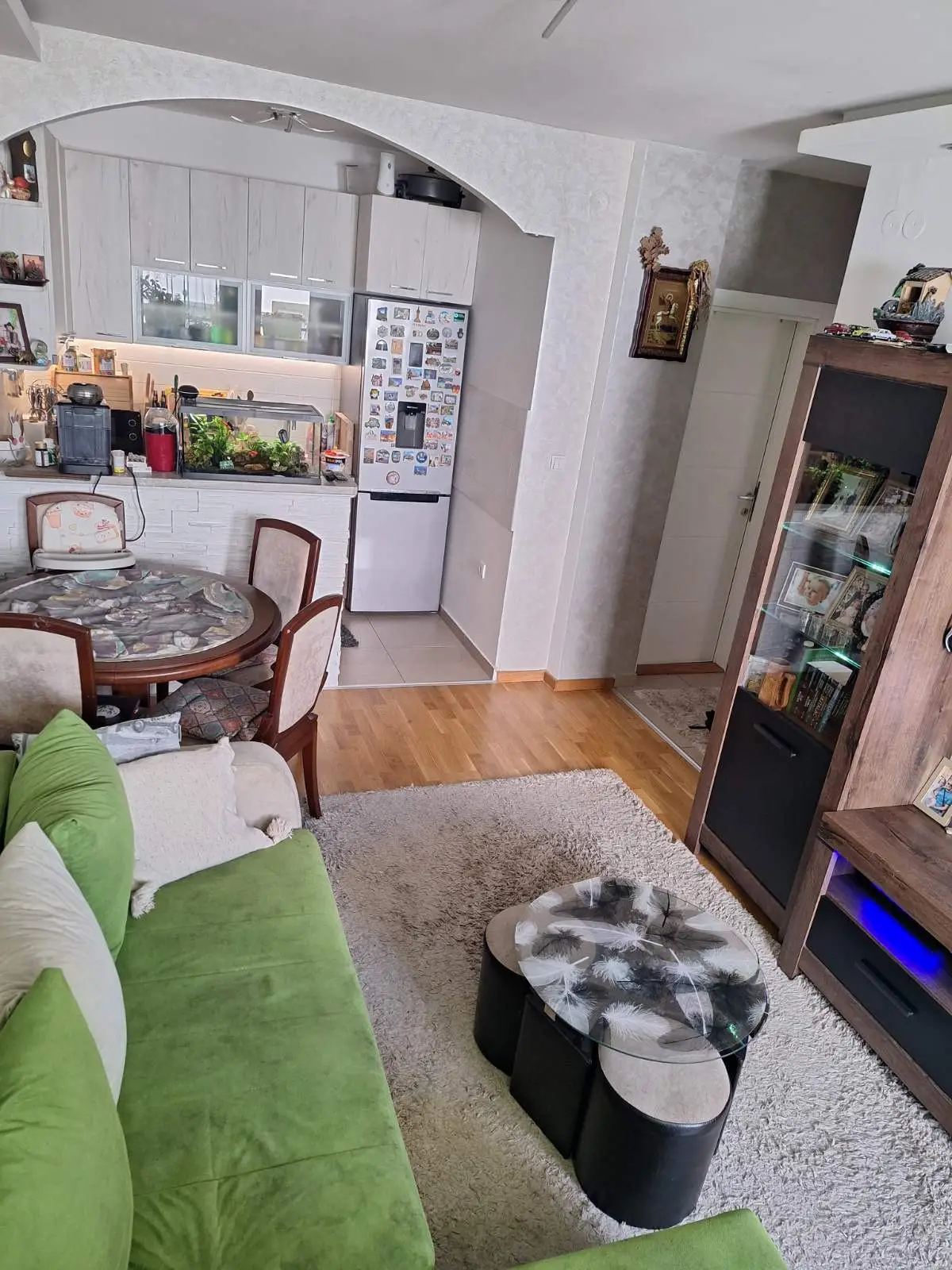 Novi Sad - Bulevar Patrijarha Pavla, excellent two-and-a-half-room apartment for sale, 53m2, registered. The apartment consists of hallway, living room with kitchen, two bedrooms, bathroom and terrace. Located in an excellent location, newer building, floor heating