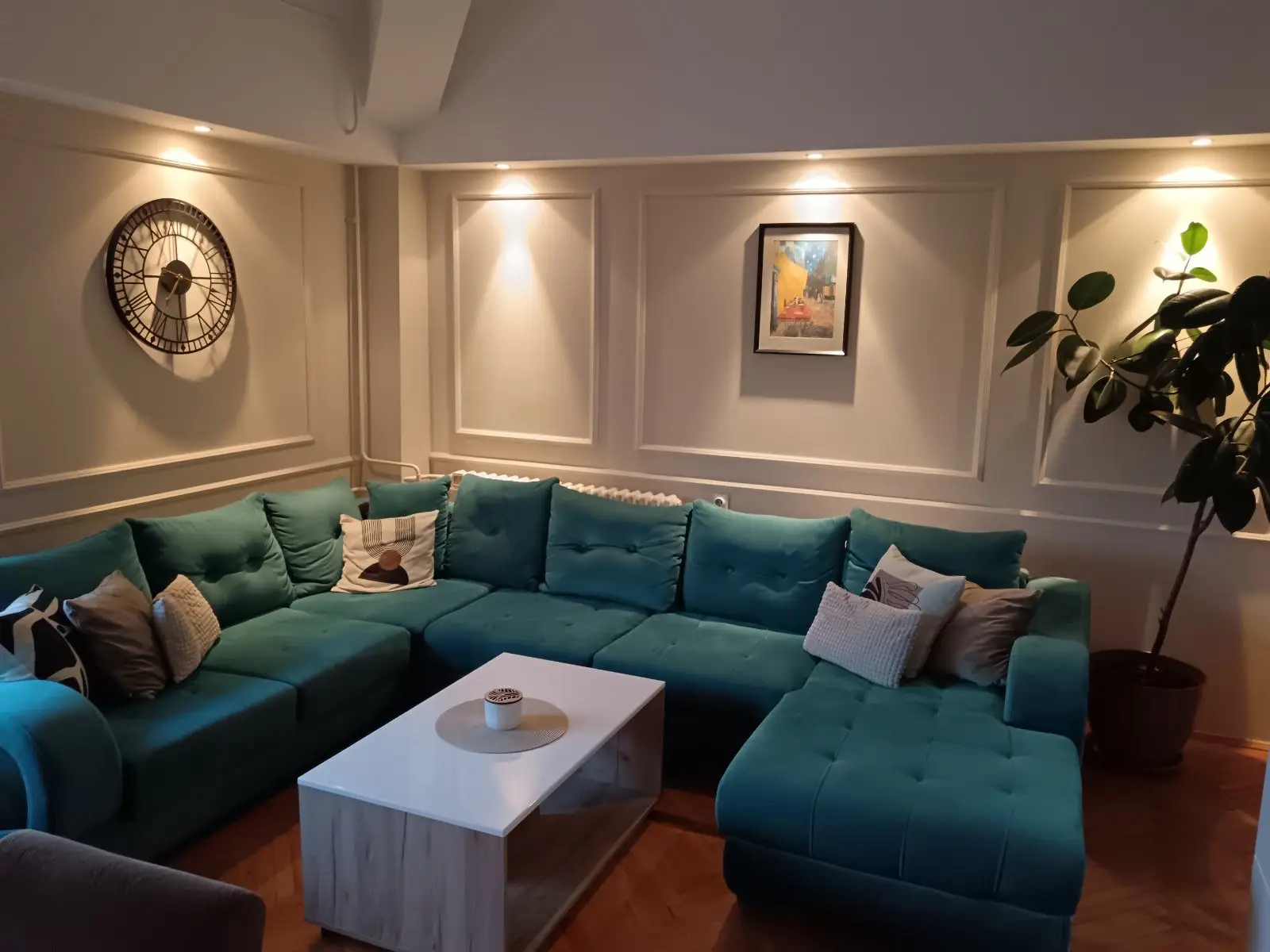 NOVI SAD.CENTER.FOUR-ROOM APARTMENT.INCLUDES GARAGE. The apartment&nbsp;is directly connected by elevator to a separate 15 m2 garage