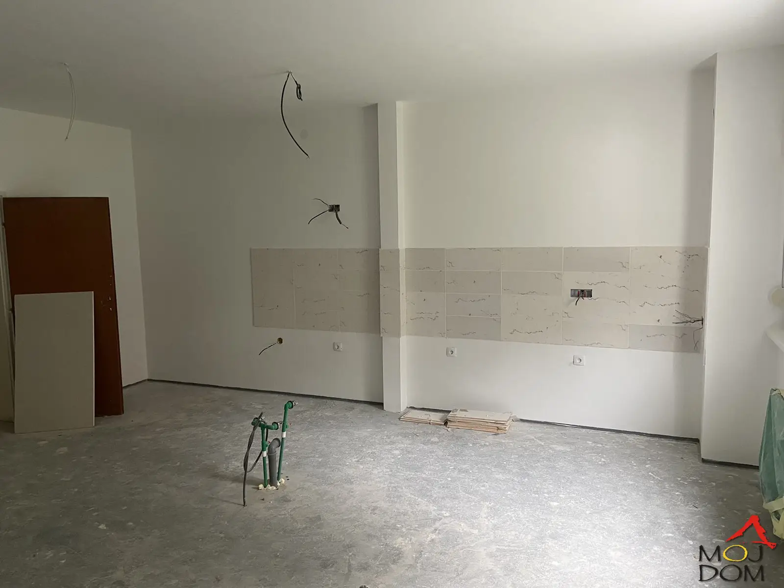 We present to you a residential-business space in Rakovac, 979 m2 on a plot of 1900m2. The building is fully registered and renovated with all connections. The property also has a larger dimension elevator, 11 bathrooms, PVC joinery, video surveillance. There are 10 parking spaces.