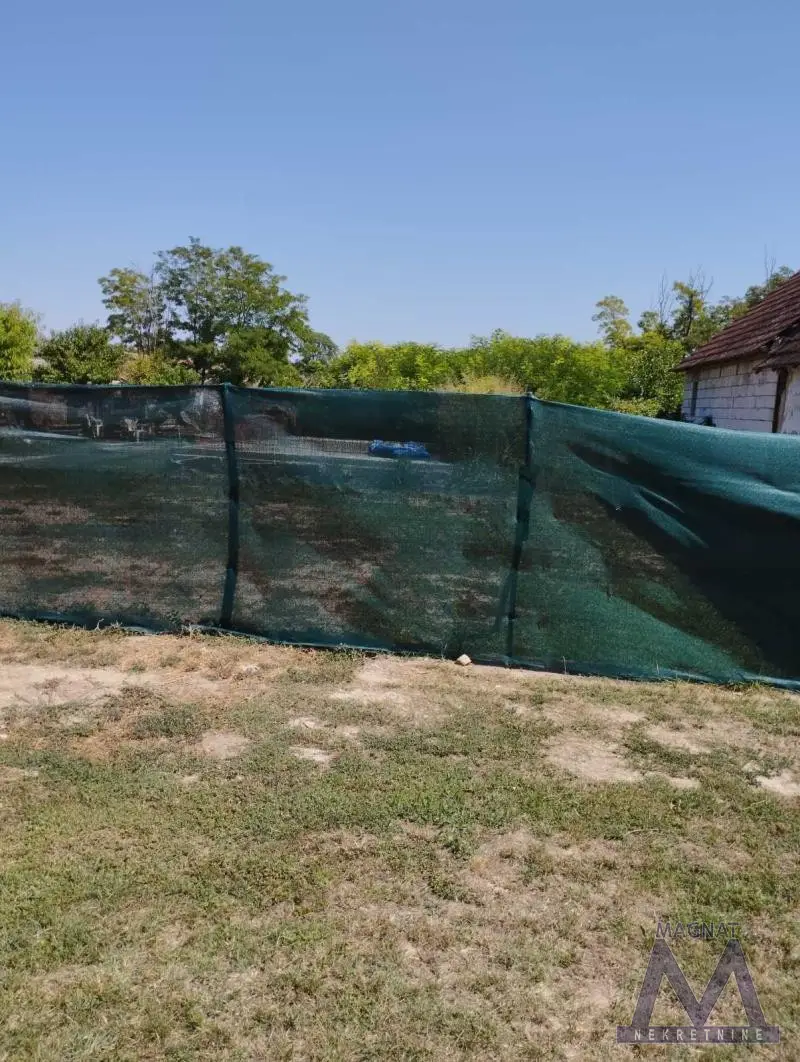 Kulpin: Building plot near the village center, with demolished house of 180m2. Great location, nice plot. Electricity, water, gas, and sewage at street. Construction of objects for family housing planned.
Contact: Blažo 064/13-53-722