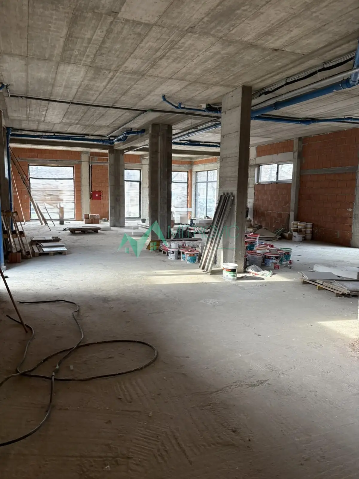 Petrovaradin - Street-level retail unit as part of a new commercial-residential building, 303 m2