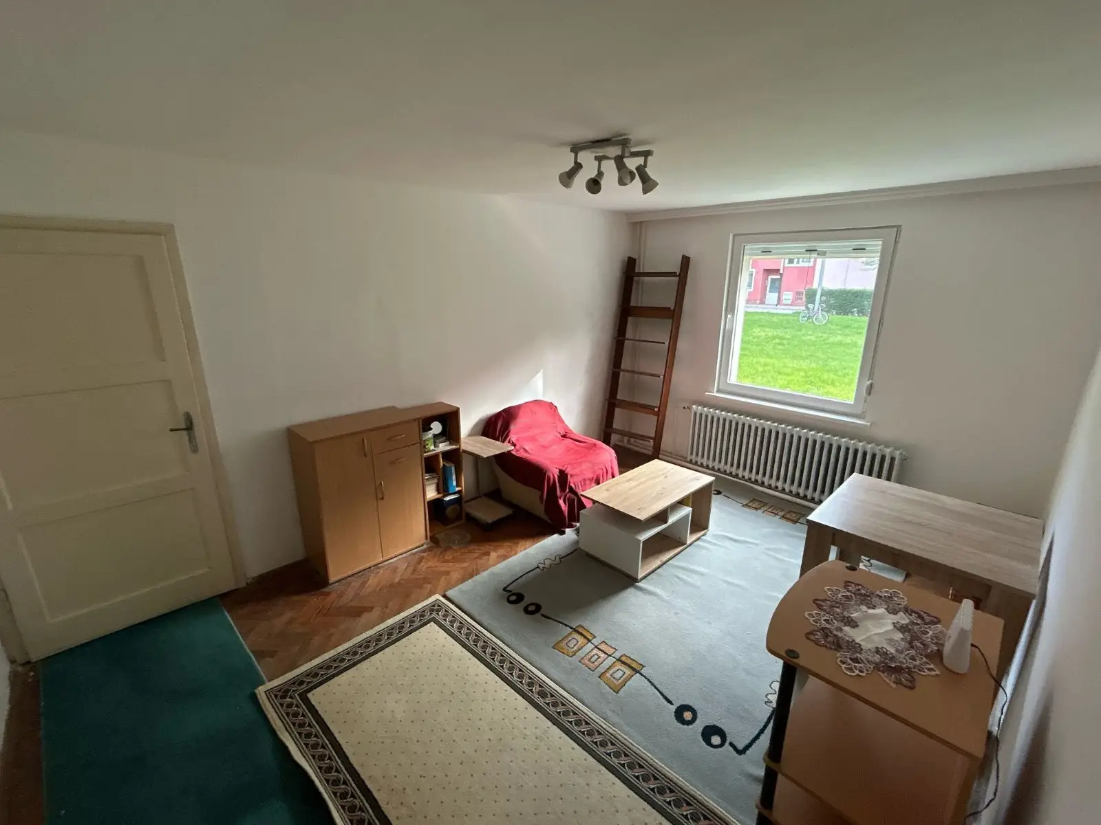 Novi Sad, Satelit, renovated two-room apartment for sale in a maintained building. The building is in close proximity to a kindergarten, sever