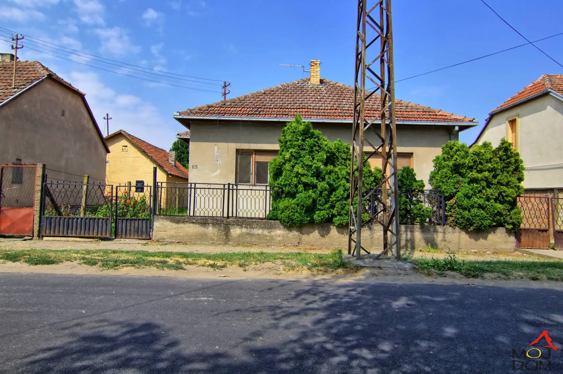 Prodajemo odličnu lokaciju za izgradnju na Klisi.

Plac je pravilnog oblika, ima 627m² i izlazi na ulicu frontom od 15m, što omogućava podelu na dve parcele i izgradnju dvojne zgrade sprtnosti P+1+Pk sa ukupno četiri stana i garažama u prizemlj