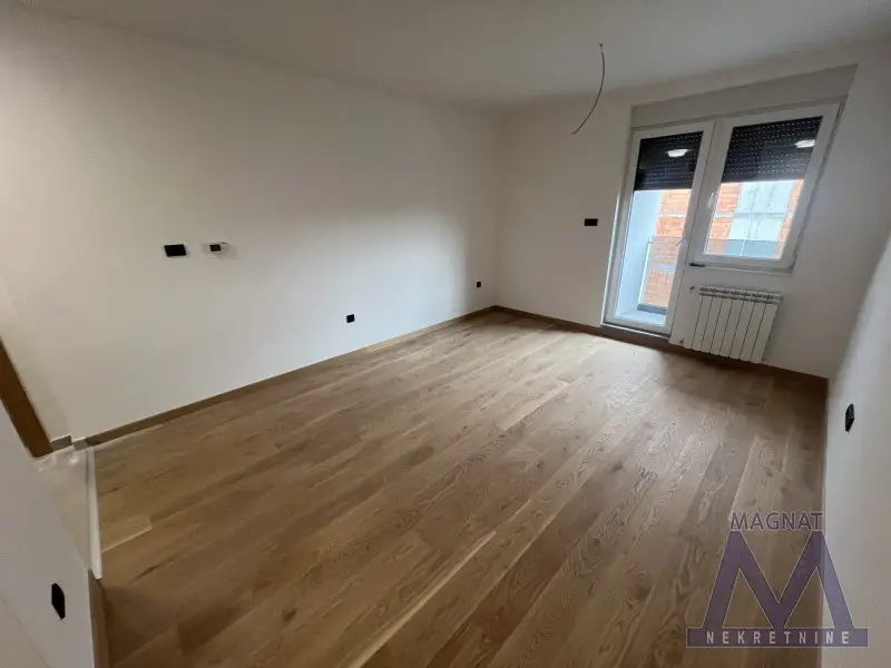Novi Sad, Telep. NOVOGRADNJA - USELJIVA GARSONJERA. U novoj tek useljenoj zgradi, useljiva komforna garsonjera od 32m2. Nalazi se na prvom spratu, ima terasu. Zgrada ima lift. Grejanje je na gas sa ugrađenim kalorimetrima - NISKI TROŠKOVI. 

IDEALN
