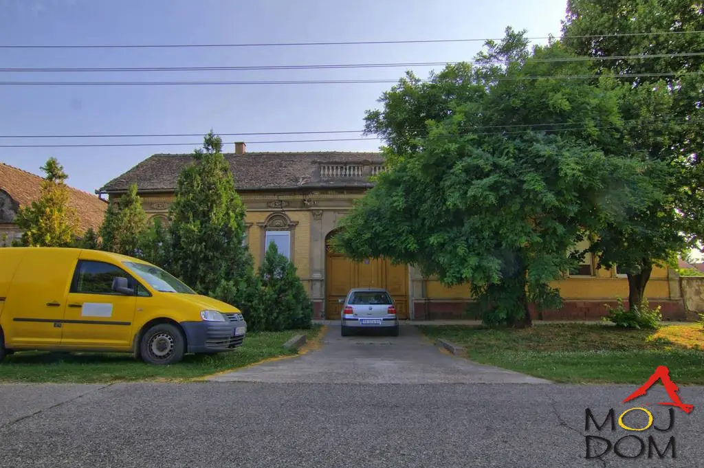 House with an area of 120m2, 2 rooms of 26m2 each, kitchen and dining room, bathroom, hallway, living room and more + enclosed amphora gate measuring 40m2. Plot of 17 ares, first and second yard, and garden with greenhouse 280m2 + auxiliary building-shed 24m2. The house is generally