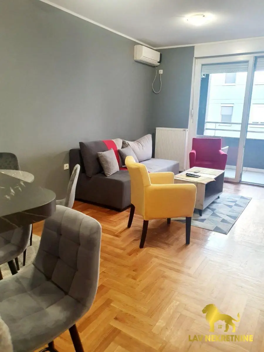 For sale fully furnished two-room apartment – Grbavica, 56m², 3rd floor
Offered by Lav 2020 Real Estate Agency