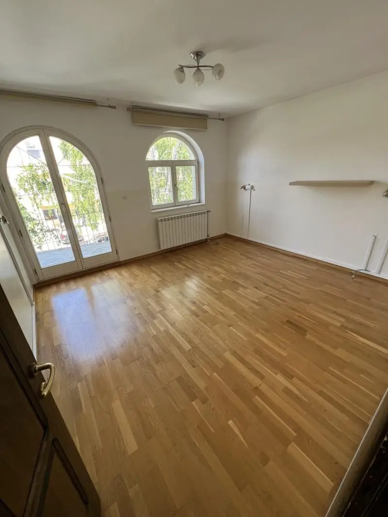 Novi Sad, Telep. HOUSE FOR RENT AS A BUSINESS FACILITY (25-35 people)! The house is located very close to Patrijarh Pavle Boulevard, its area is 660m2, on a plot of 330m2. It consists of 4 floors (and several half-floors) which have 15 function