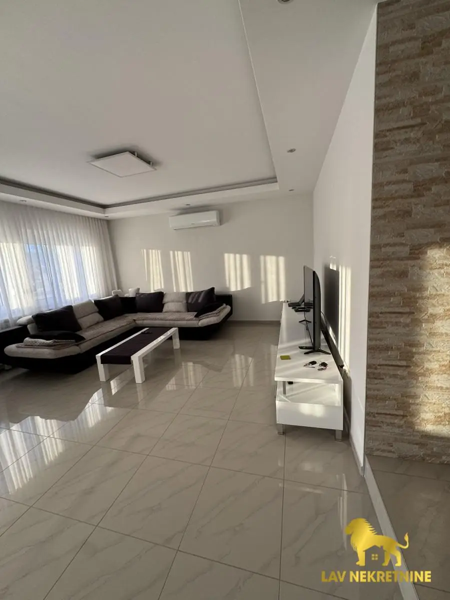 An exceptionally spacious house is for sale on an excellent lot in Sremski Karlovci. 450m2 of living space and 450m2 of green area