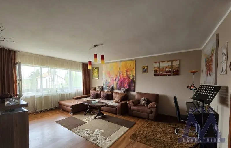 Sremska Kamenica, Bocke - BOROVA STREET - IDEAL FAMILY HOUSE on a fantastic location (only 7 minutes from the city), near the bridge under construction. The house does not require major investments, very well maintained as is the yard. It comprises a ground floor and