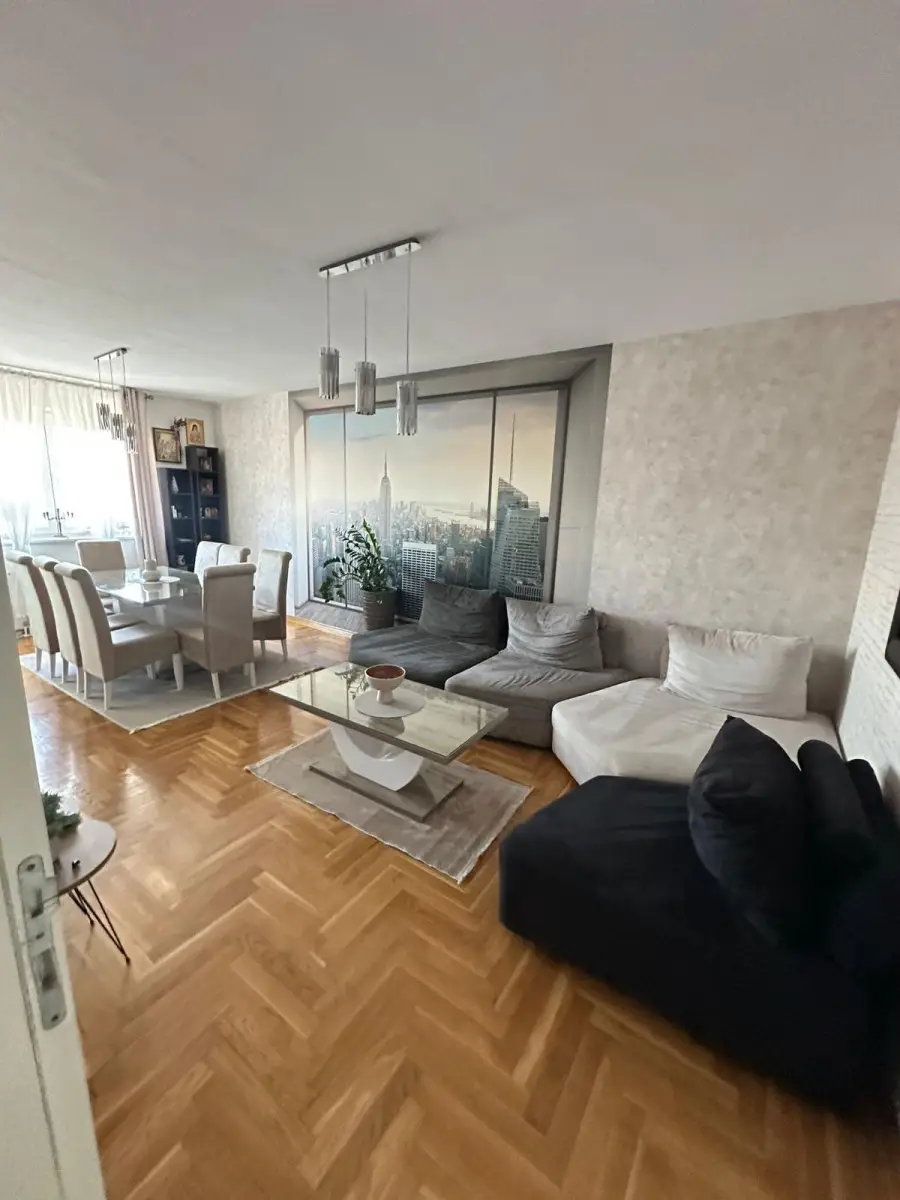 NOVI SAD. FAIR, FOUR-ROOM APARTMENT. REGISTERED 81m2. USABLE AREA 110 m2. FULLY FURNISHED AS SHOWN IN THE PHOTOS. CENTRAL HEATING