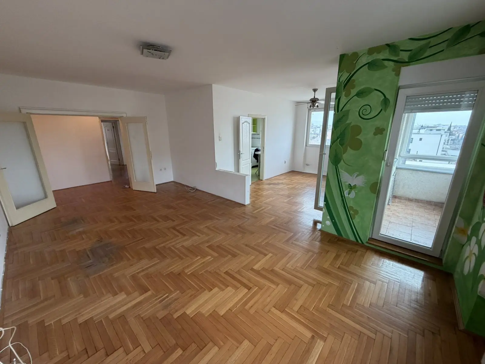 Novi Sad, Bulevar Evrope - Romanijska. FOUR-ROOM APARTMENT FOR RENT (for living or as office space) UNFURNISHED WITH KITCHEN! The apartment is in a newer building on the 3rd/5 floors with elevator. Two-sided orientation, area 107m2, extremely spacious