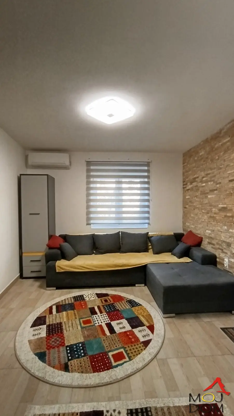 We are selling a beautifully renovated studio apartment at an excellent location near the Clinical Center in Futoška Street.

The apartment is located in the basement of an old building but is fully renovated and equipped with quality furniture and appliances, none of which is