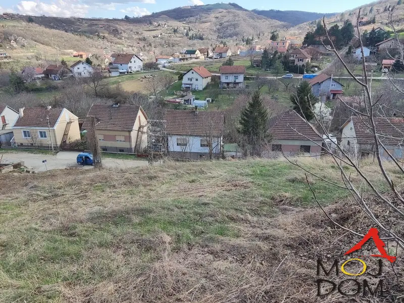LAND IN THE CONSTRUCTION AREA The plot is on a slope, and both electricity, water, gas, sewage, street lighting, asphalt road, etc. pass by it. Registered to the owner 1/1 and in the construction area. Ideal for a family home.